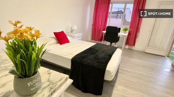 Room for rent in 5-bedroom apartment in Alicante