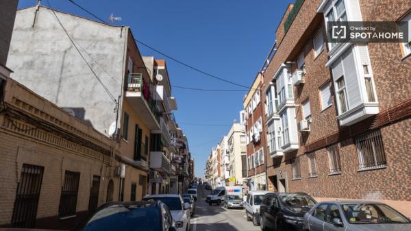 Shared room in 2-bedroom apartment for rent in Usera, Madrid