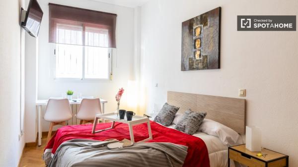 Shared room in 2-bedroom apartment for rent in Usera, Madrid