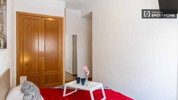 Shared room in 2-bedroom apartment for rent in Usera, Madrid