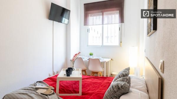 Shared room in 2-bedroom apartment for rent in Usera, Madrid