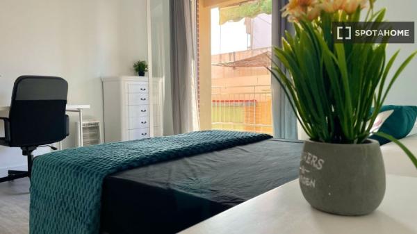 Room for rent in 5-bedroom apartment in Alicante