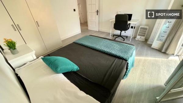 Room for rent in 5-bedroom apartment in Alicante