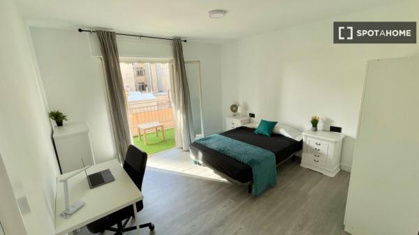 Room for rent in 5-bedroom apartment in Alicante