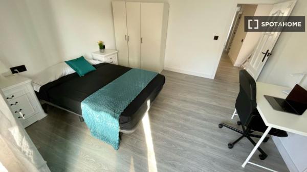 Room for rent in 5-bedroom apartment in Alicante