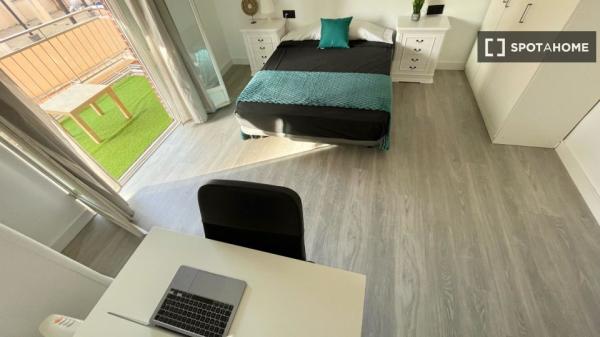 Room for rent in 5-bedroom apartment in Alicante