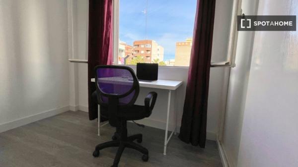 Room for rent in 5-bedroom apartment in Alicante