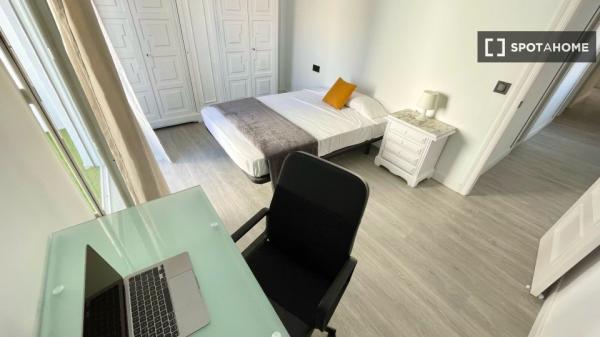 Room for rent in 5-bedroom apartment in Alicante