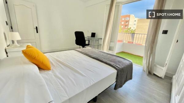 Room for rent in 5-bedroom apartment in Alicante