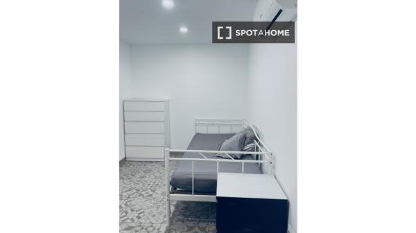 Se alquila habitación en apartamento de 2 dormitorios en Barcelona