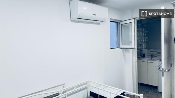 Se alquila habitación en apartamento de 2 dormitorios en Barcelona