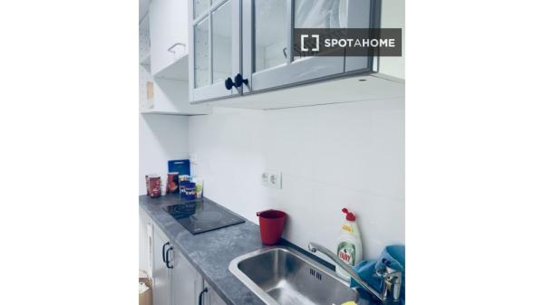 Se alquila habitación en apartamento de 2 dormitorios en Barcelona