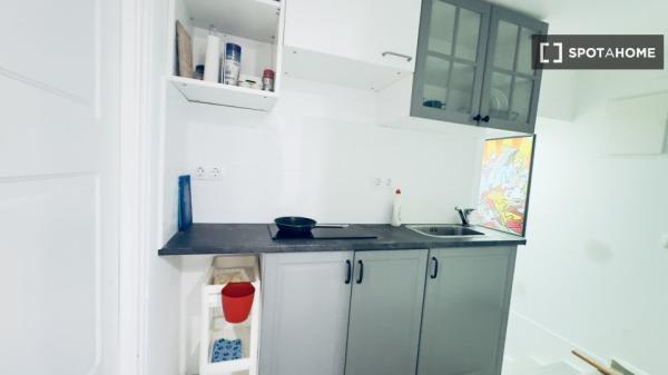 Se alquila habitación en apartamento de 2 dormitorios en Barcelona