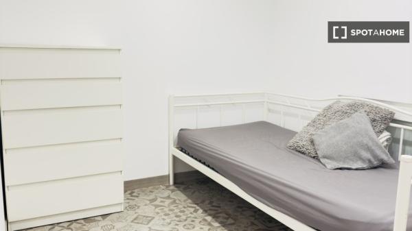 Se alquila habitación en apartamento de 2 dormitorios en Barcelona