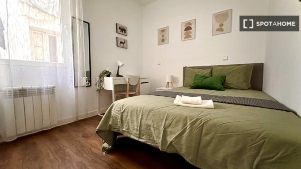 Se alquila habitación en apartamento de 2 dormitorios en Centro, Madrid.