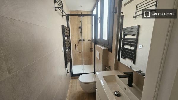 Piso entero de 4 habitaciones en barcelona.