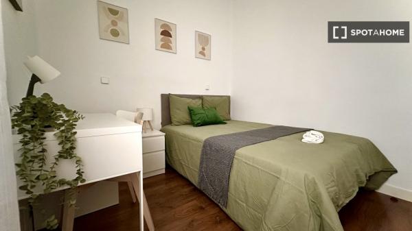 Se alquila habitación en apartamento de 2 dormitorios en Centro, Madrid.