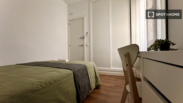 Se alquila habitación en apartamento de 2 dormitorios en Centro, Madrid.