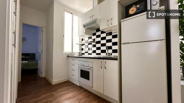 Se alquila habitación en apartamento de 2 dormitorios en Centro, Madrid.