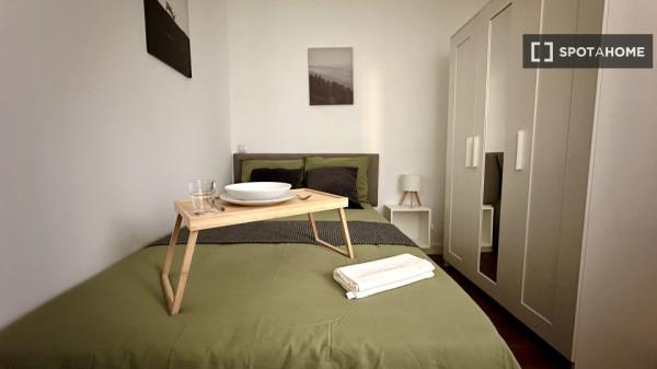 Se alquila habitación en apartamento de 2 dormitorios en Centro, Madrid.