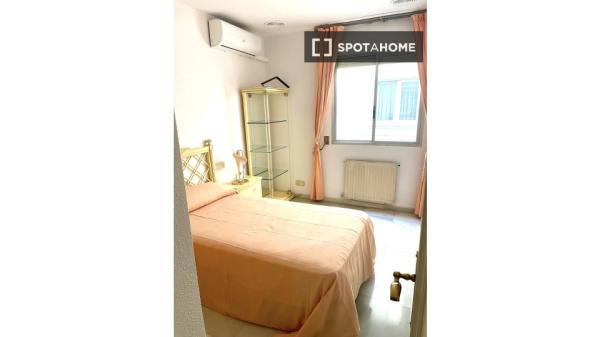 Whole 4 bedrooms apartment in València