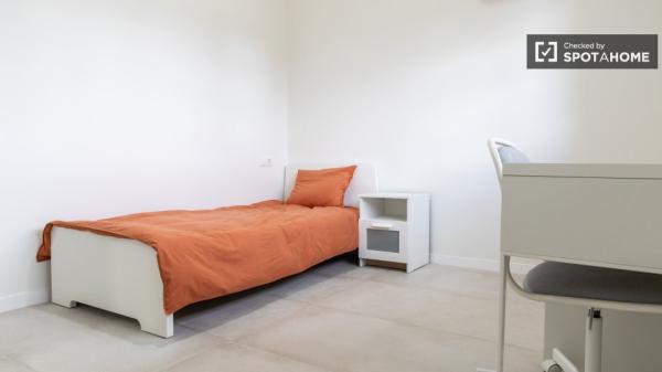 Room for rent in 14-bedroom apartment in Alcorcón, Madrid