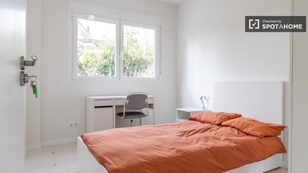 Room for rent in 14-bedroom apartment in Alcorcón, Madrid