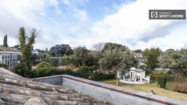 Stanza in affitto in appartamento con 14 camere da letto ad Alcorcón, Madrid