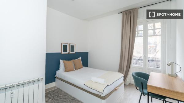 Schönes Zimmer zu vermieten in Madrid