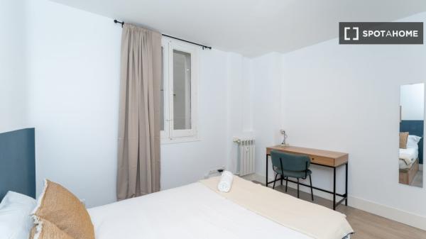 Schönes Zimmer zu vermieten in Madrid