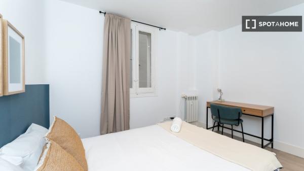 Schönes Zimmer zu vermieten in Madrid