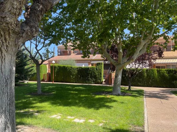 Chalet adosado en avenida Esteban Barbado, 2