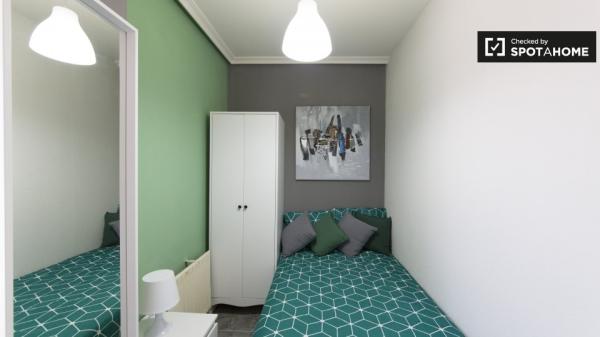 Zimmer in 5-Zimmer-Wohnung in Alcalá de Henares, Madrid