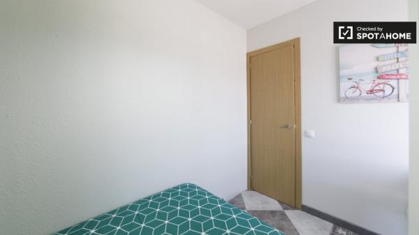 Zimmer in 5-Zimmer-Wohnung in Alcalá de Henares, Madrid