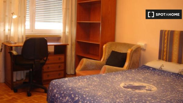 Cosy Room en piso de 5 habitaciones en Salamanca - Mujeres