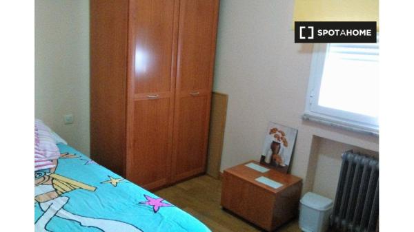 Quiet single room in the center of Salamanca - Females