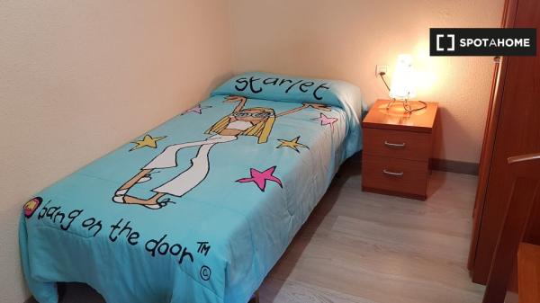 Quiet single room in the center of Salamanca - Females