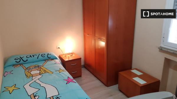 Quiet single room in the center of Salamanca - Females