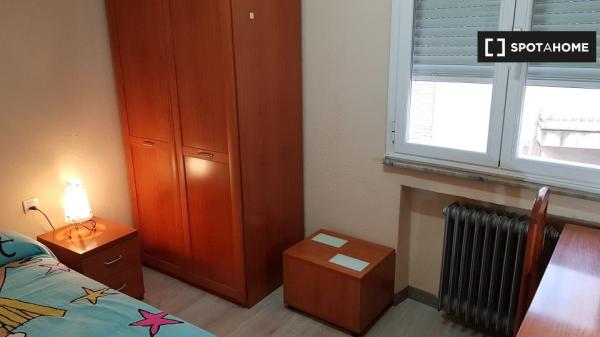 Quiet single room in the center of Salamanca - Females