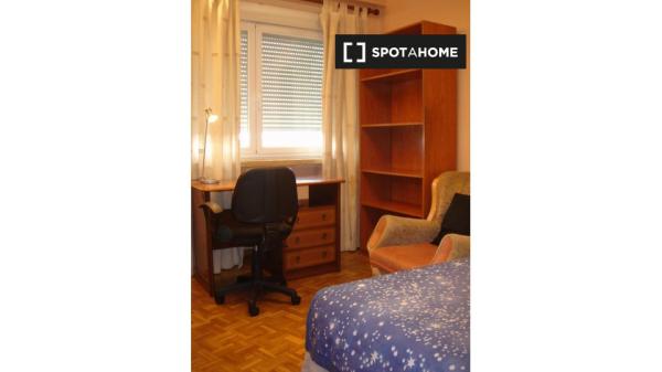 Cosy Room en piso de 5 habitaciones en Salamanca - Mujeres