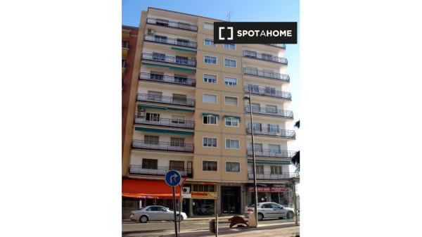 Cosy Room en piso de 5 habitaciones en Salamanca - Mujeres