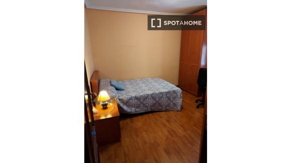 Room for rent in 5-bedroom apartment in Salamanca - Females