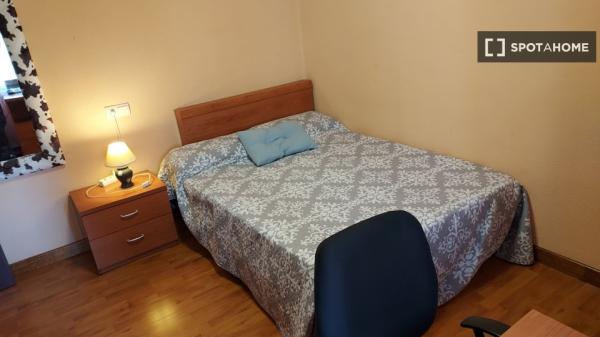 Room for rent in 5-bedroom apartment in Salamanca - Females