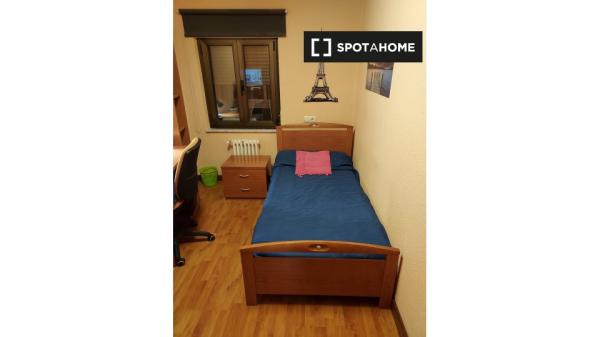 Room for rent in 5-bedroom apartment in Salamanca - Females