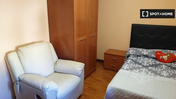 Room for rent in 5-bedroom apartment in Salamanca - Females