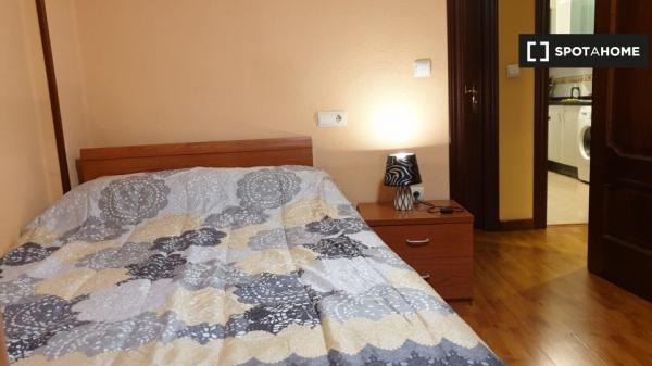 Room for rent in 5-bedroom apartment in Salamanca - Females