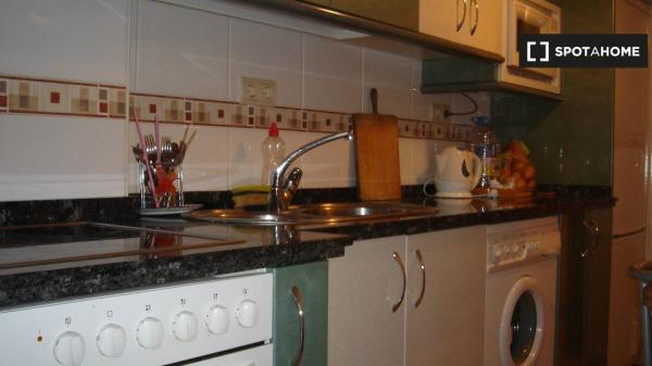 Room for rent in 5-bedroom apartment in Salamanca - Females