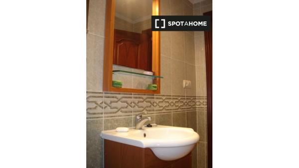 Room for rent in 5-bedroom apartment in Salamanca - Females