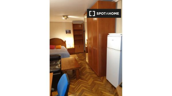 Cozy single room in the center of Salamanca - Females