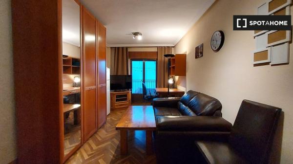 Cozy single room in the center of Salamanca - Females